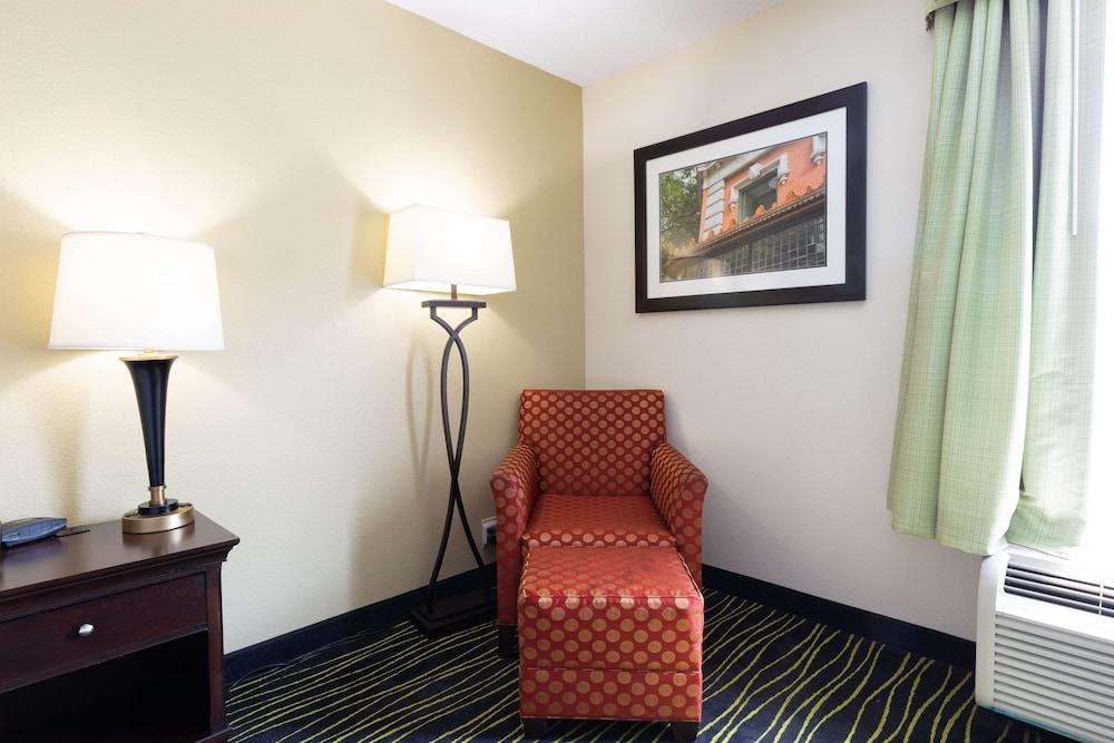 Hampton Inn Columbia I-26/Harbison Blvd Экстерьер фото